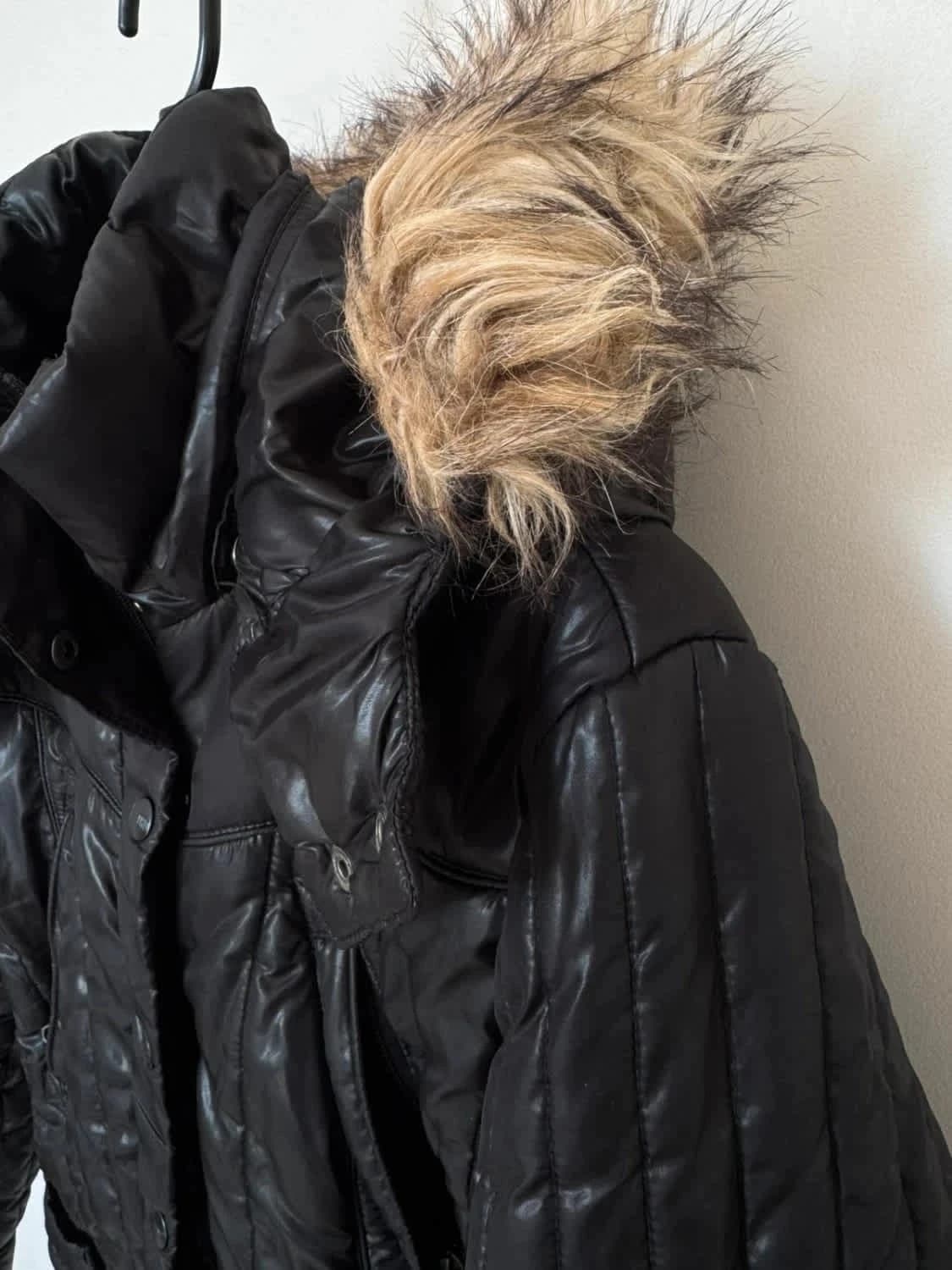 Doudoune noire Tommy Hilfiger à capuche amovible fausse fourrure taille M/L - Photo 5/10