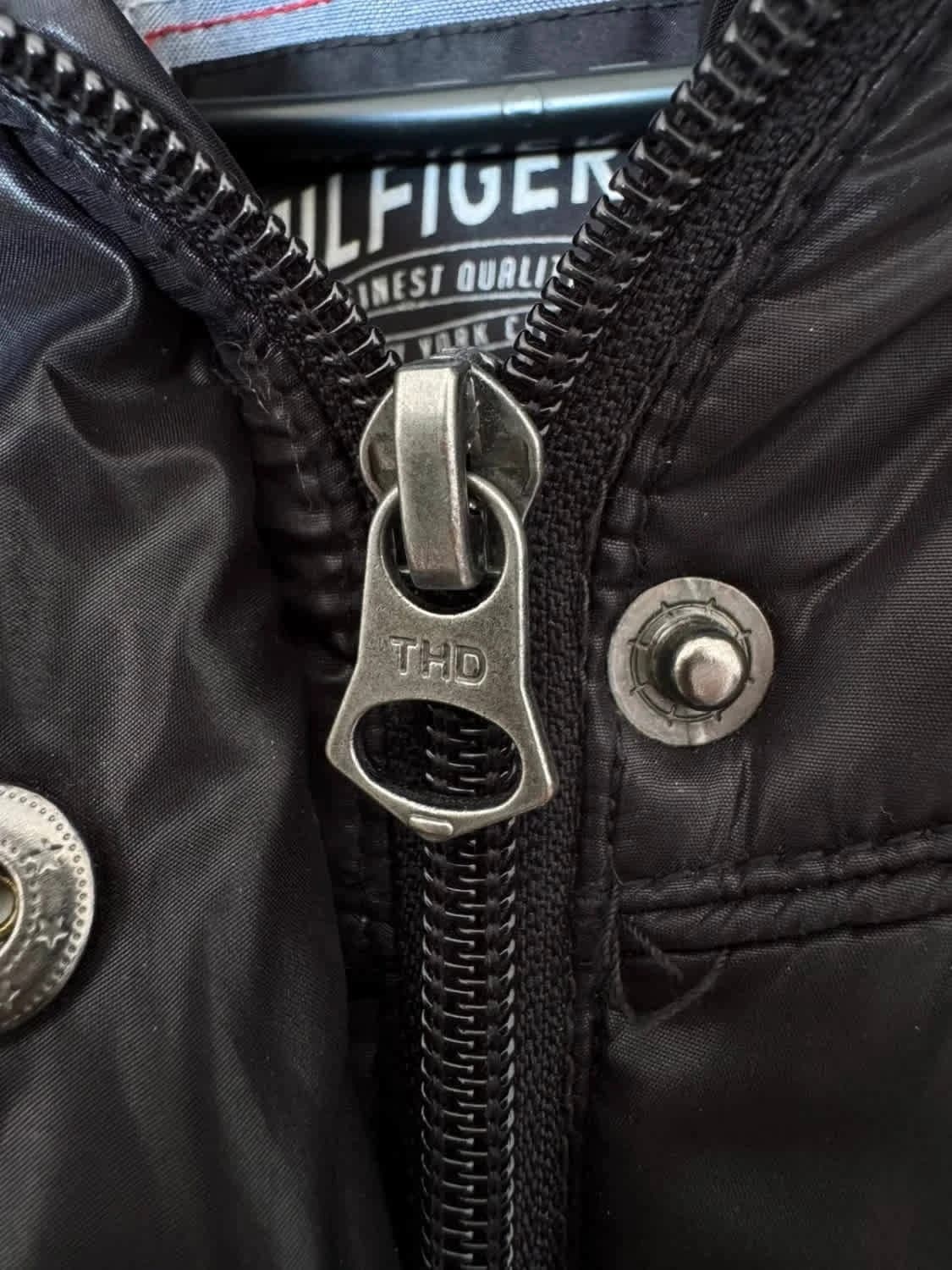 Doudoune noire Tommy Hilfiger à capuche amovible fausse fourrure taille M/L - Photo 9/10