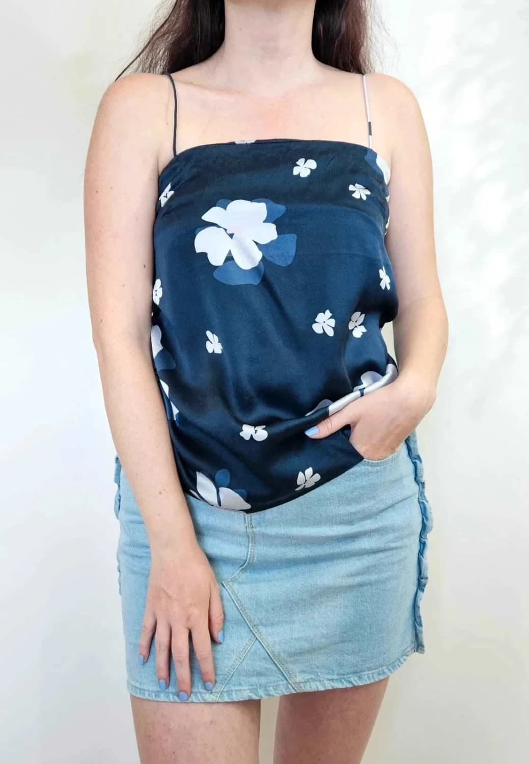 Top en soie Ginia bleu marine à bretelles fines et imprimé floral taille S - Photo 1/4
