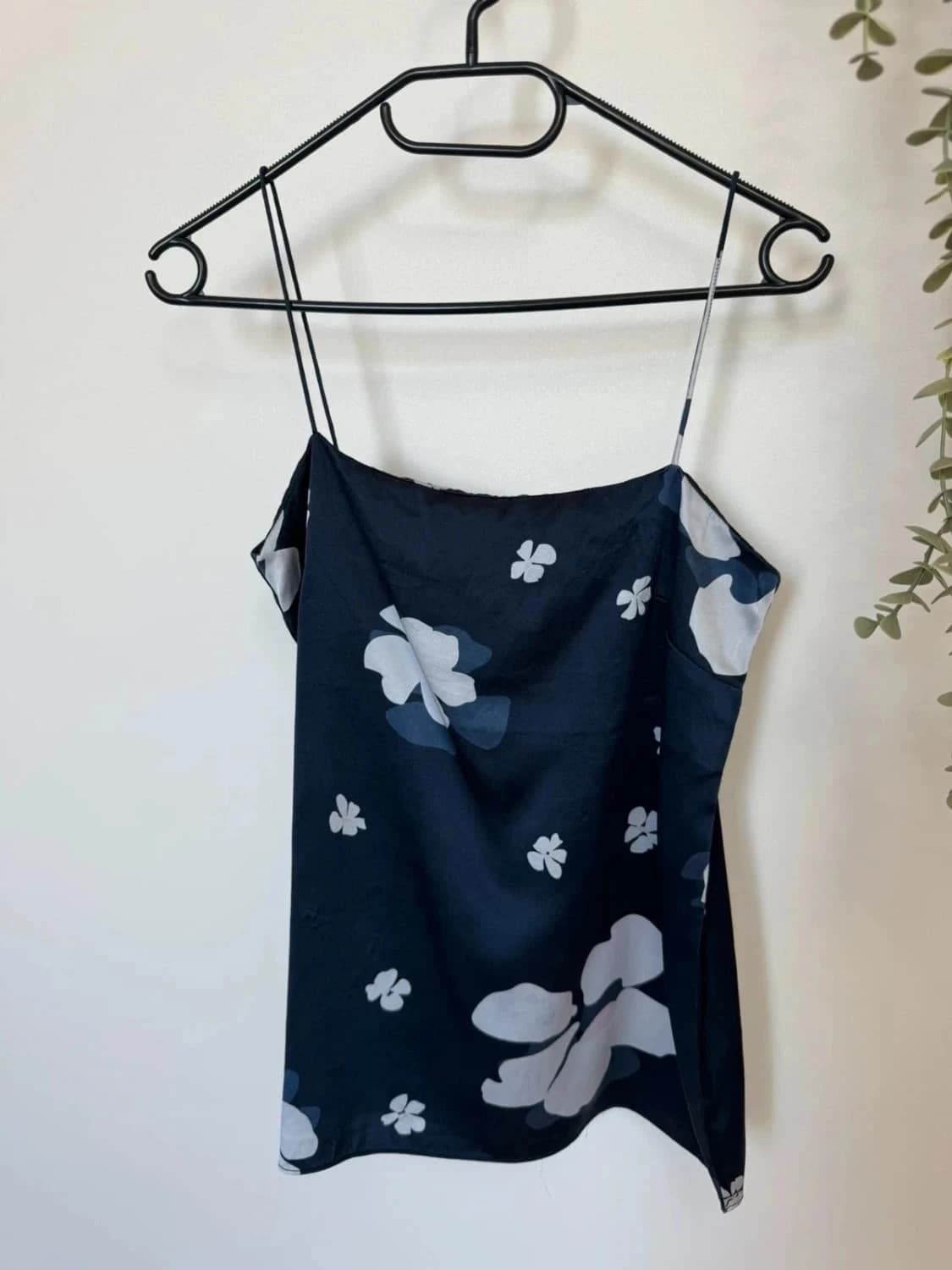 Top en soie Ginia bleu marine à bretelles fines et imprimé floral taille S - Photo 2/4