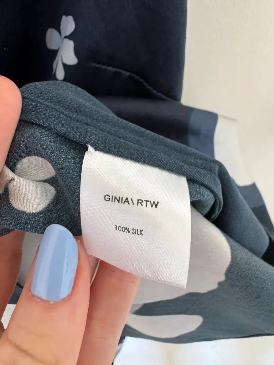 Top en soie Ginia bleu marine à bretelles fines et imprimé floral taille S - Photo 4/4