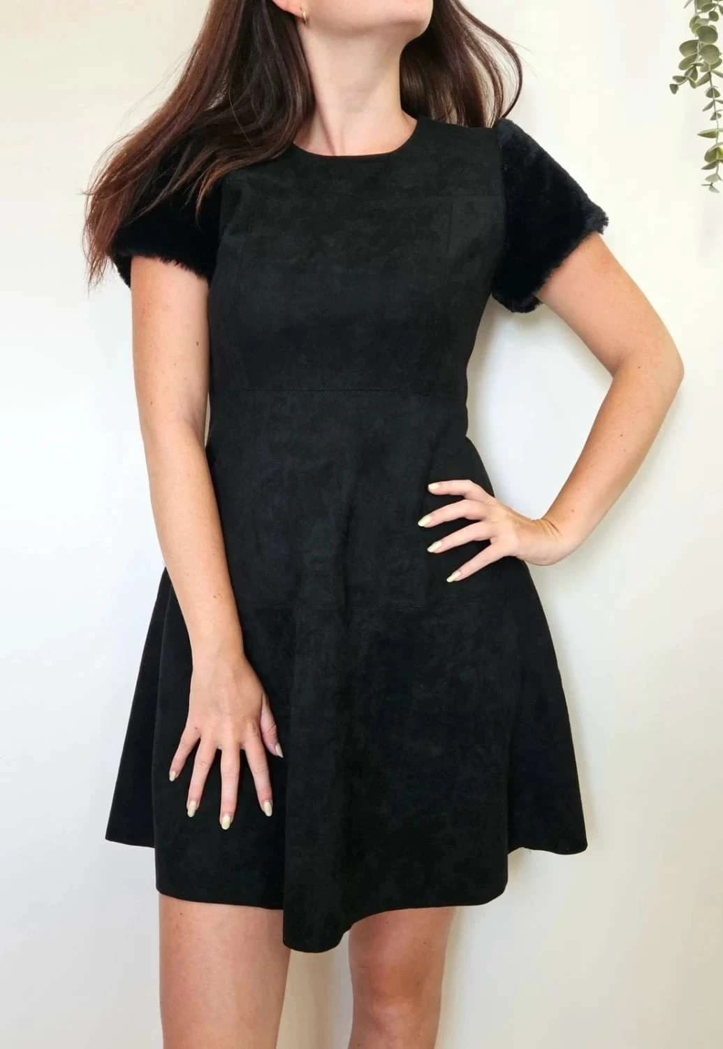 Robe noire Molly Bracken style suédine manches courtes fausse fourrure taille S - Photo 1/6