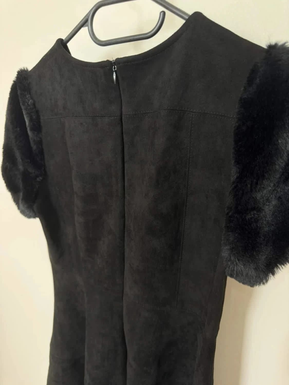 Robe noire Molly Bracken style suédine manches courtes fausse fourrure taille S - Photo 5/6