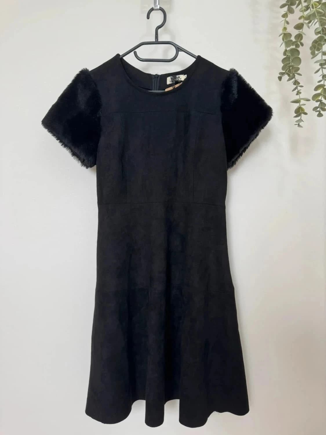 Robe noire Molly Bracken style suédine manches courtes fausse fourrure taille S - Photo 2/6