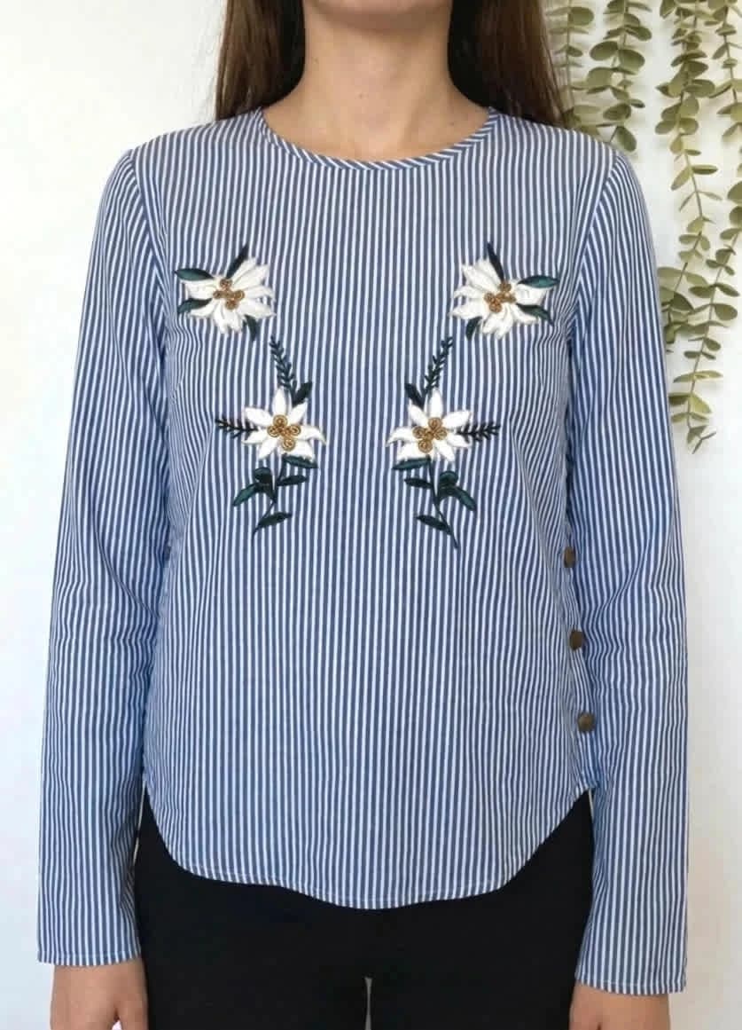 Blouse Zara bleue et blanche à rayures avec motifs fleurs taille S - Photo 1/8