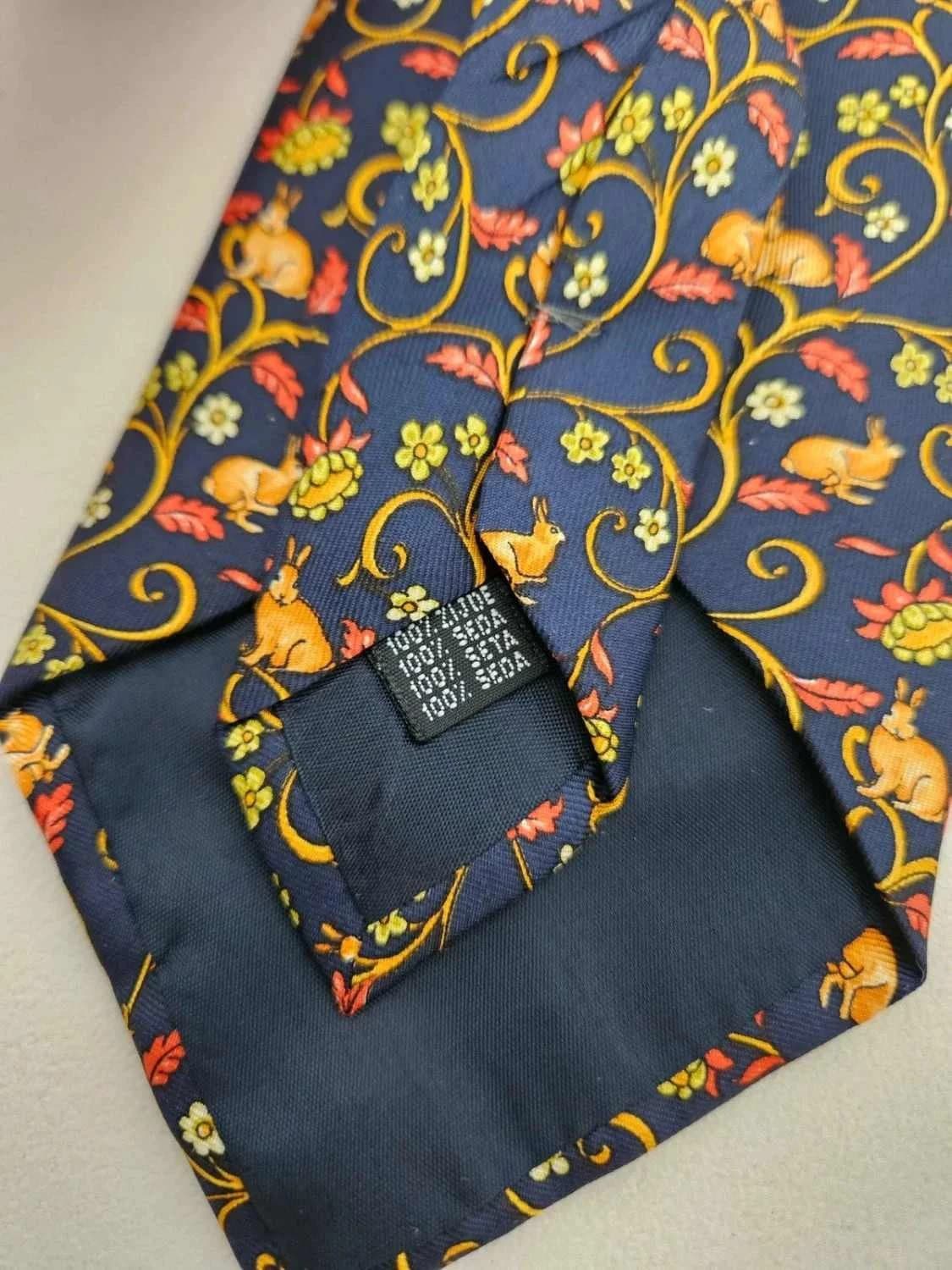 Cravate Courrèges Paris 100% soie bleu marine motifs lapins fleurs - Photo 3/4