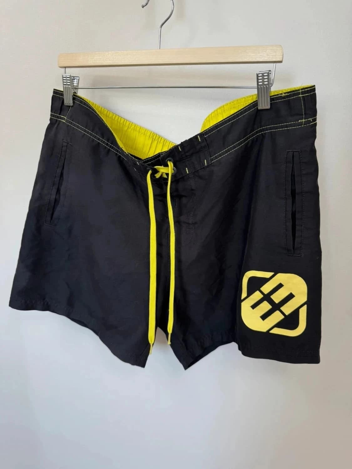 Short de bain noir et jaune fluo Freegun taille XL - Photo 2/7