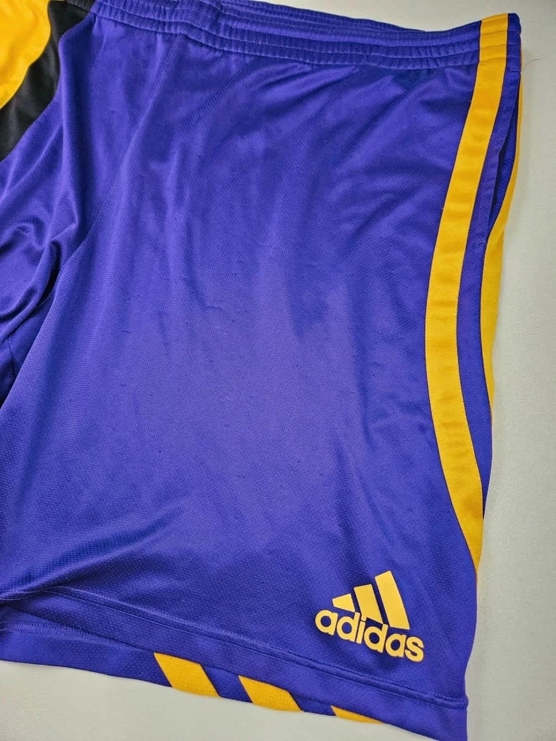 Short Adidas Los Angeles Lakers NBA violet et jaune - Photo 6/11