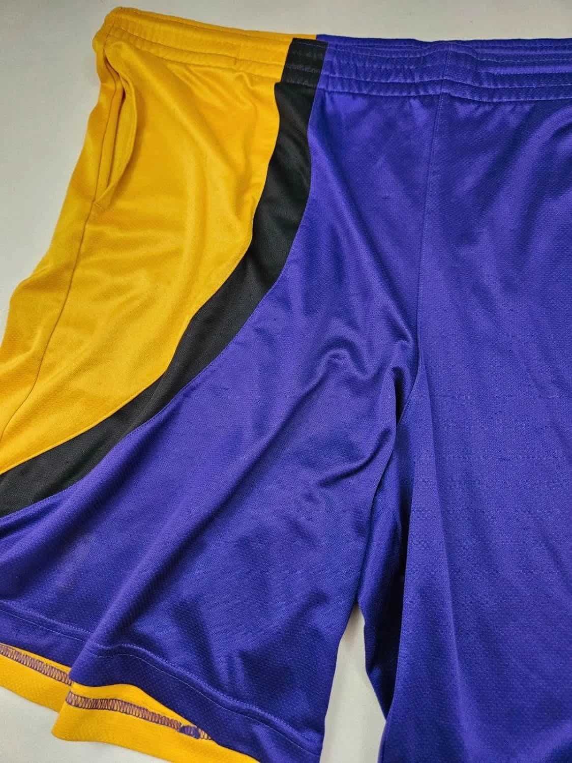 Short Adidas Los Angeles Lakers NBA violet et jaune - Photo 7/11