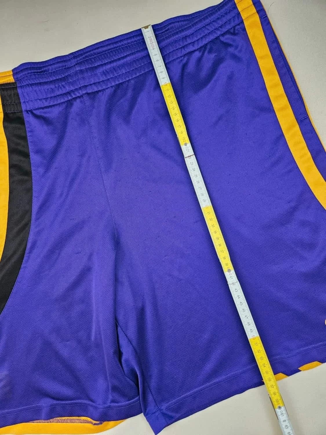 Short Adidas Los Angeles Lakers NBA violet et jaune - Photo 11/11
