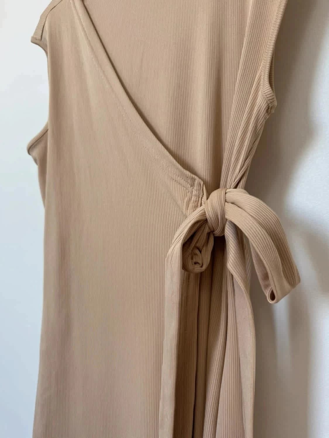 Robe beige midi sans manches Shein coupe portefeuille nouée taille M - Photo 4/5