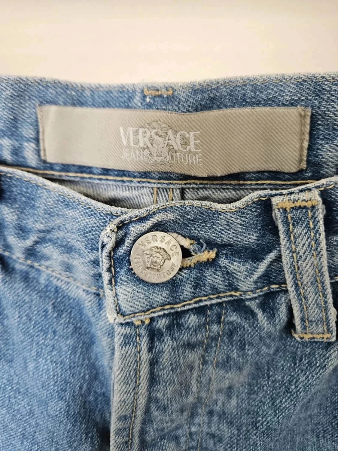 Jean droit Versace Jeans Couture coupe taille haute fermeture à boutons siglés bleu clair - Photo 4/14