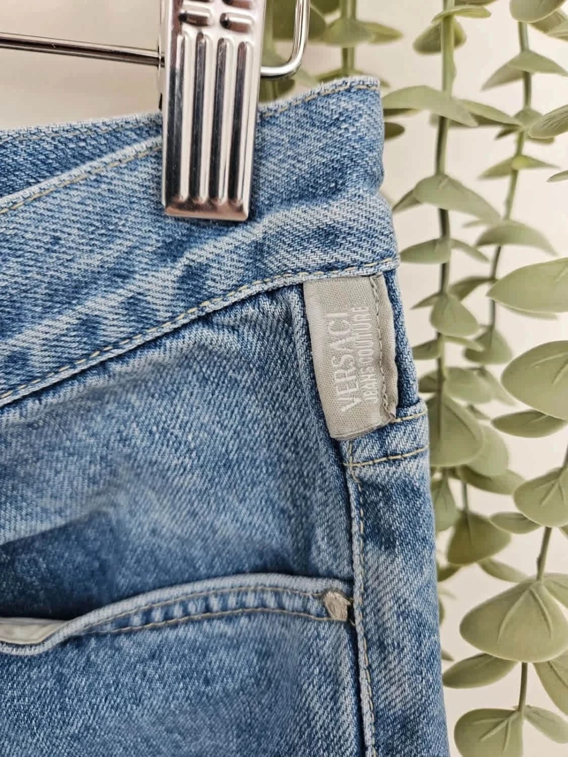 Jean droit Versace Jeans Couture coupe taille haute fermeture à boutons siglés bleu clair - Photo 5/14