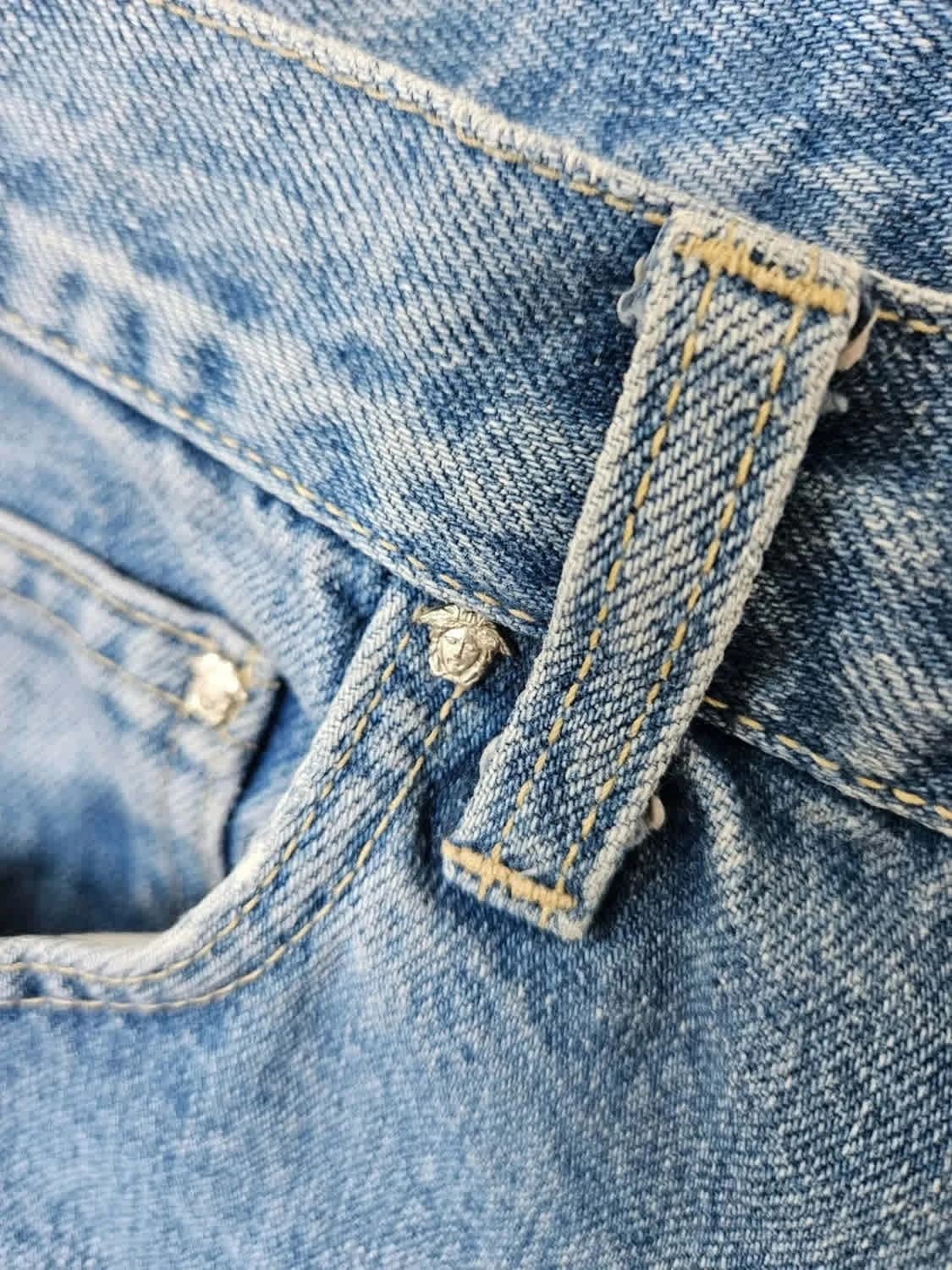 Jean droit Versace Jeans Couture coupe taille haute fermeture à boutons siglés bleu clair - Photo 6/14
