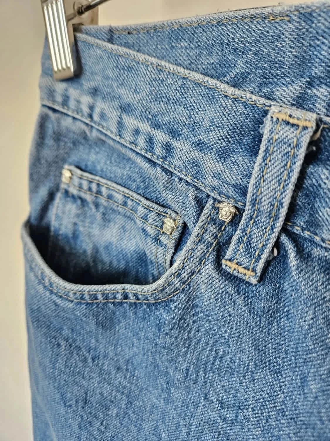 Jean droit Versace Jeans Couture coupe taille haute fermeture à boutons siglés bleu clair - Photo 7/14