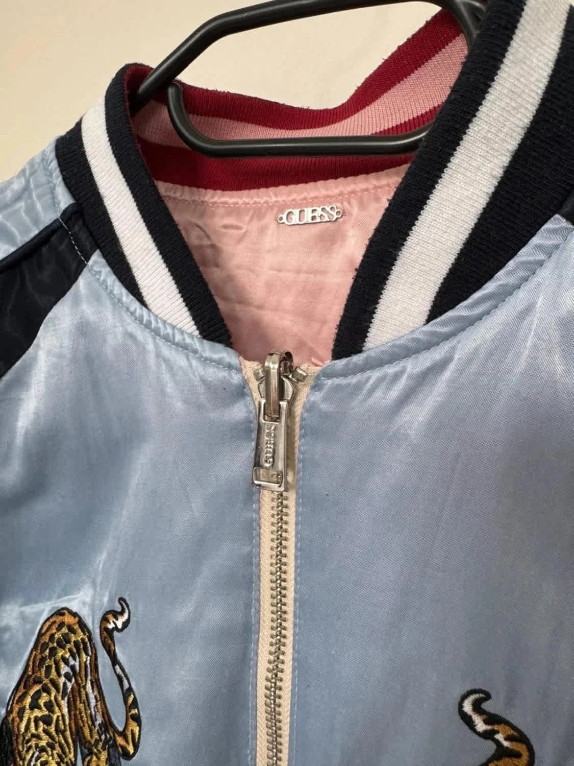 Bomber satin réversible Guess flamants panthères bleu rose taille S - Photo 8/10