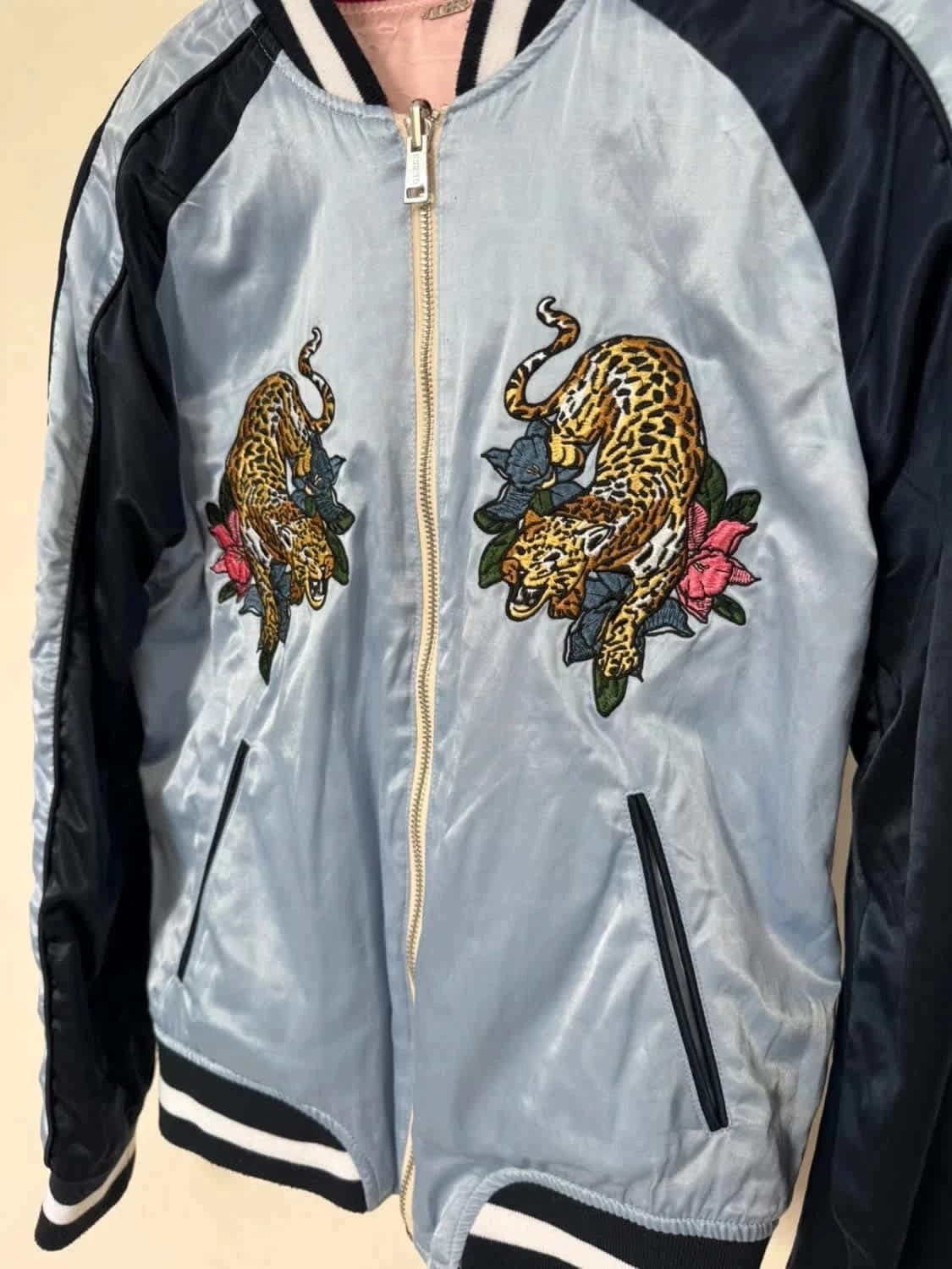 Bomber satin réversible Guess flamants panthères bleu rose taille S - Photo 9/10