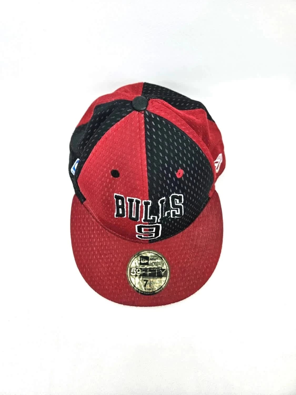 Casquette NBA rouge et noire Chicago Bulls Deng 9 New Era 59Fifty fitted 7 1/8 - Photo 2/10