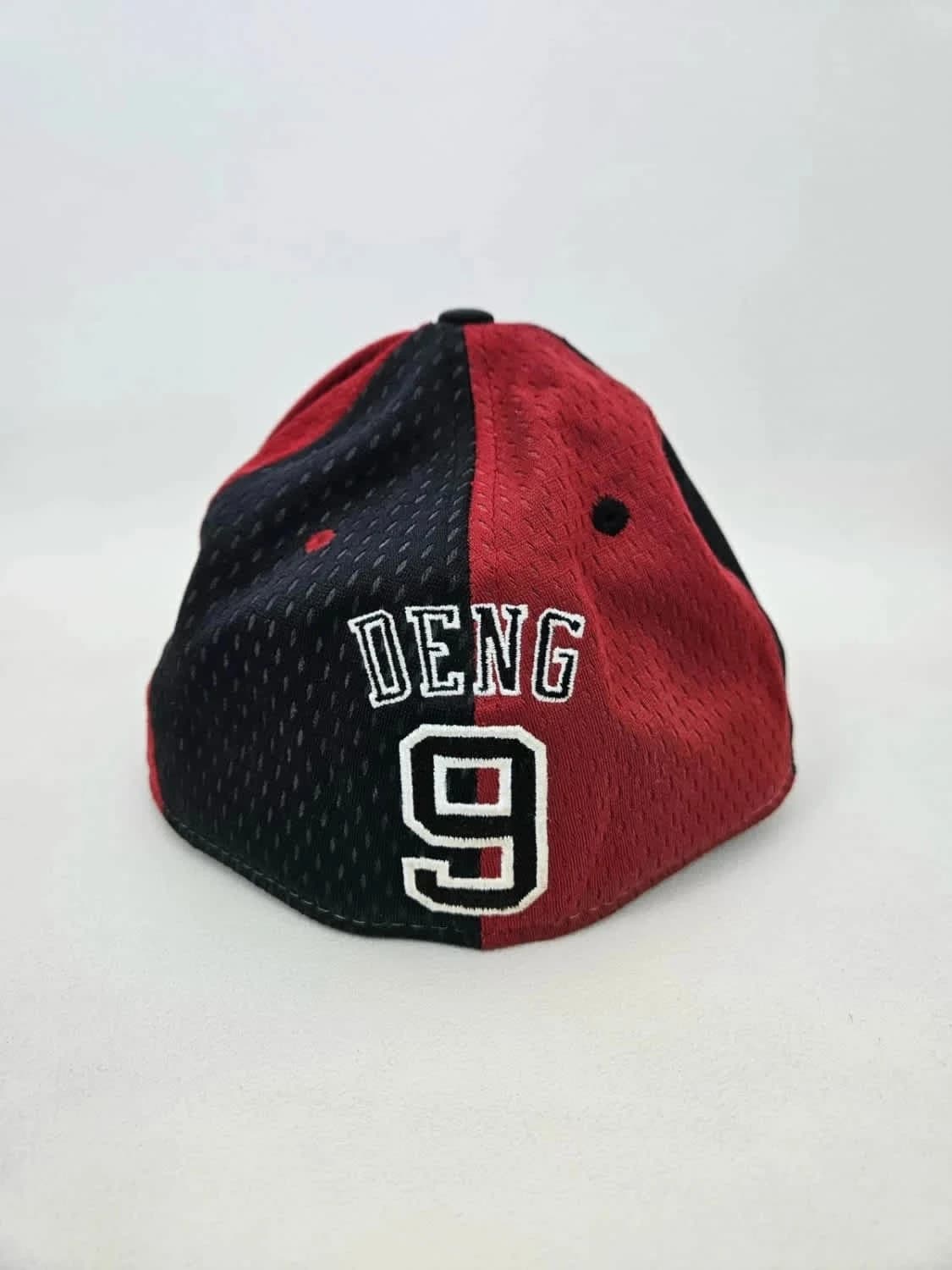 Casquette NBA rouge et noire Chicago Bulls Deng 9 New Era 59Fifty fitted 7 1/8 - Photo 6/10