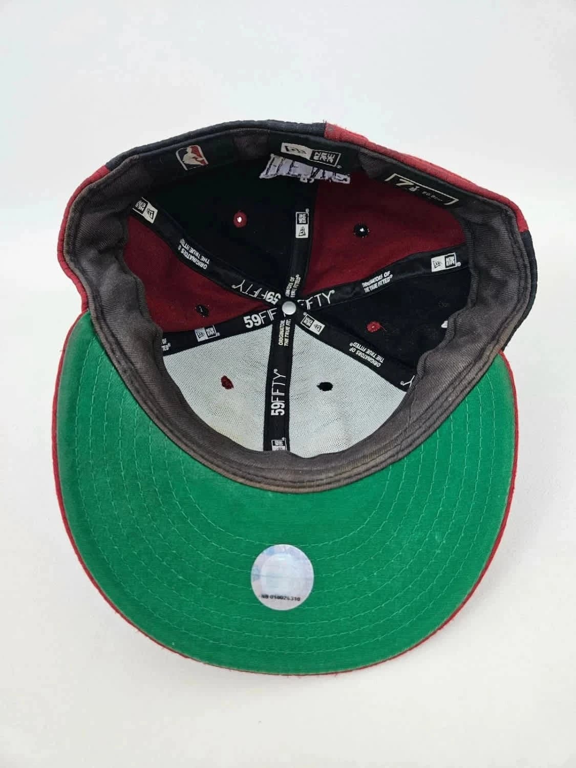 Casquette NBA rouge et noire Chicago Bulls Deng 9 New Era 59Fifty fitted 7 1/8 - Photo 7/10