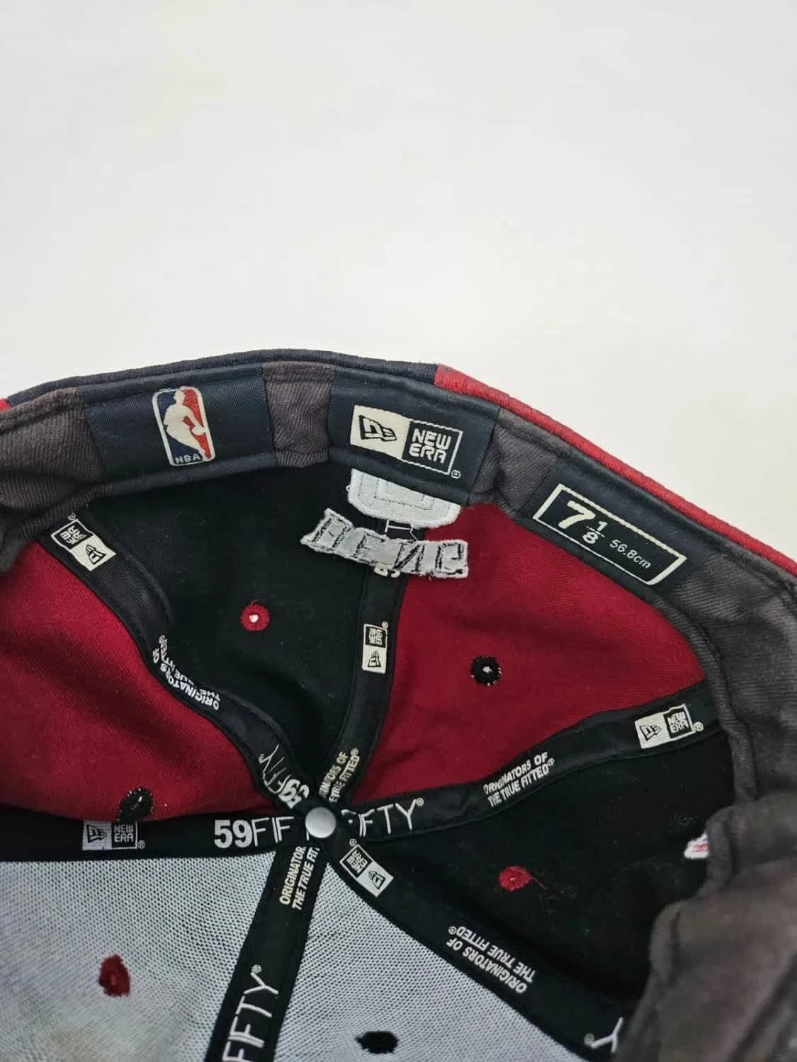 Casquette NBA rouge et noire Chicago Bulls Deng 9 New Era 59Fifty fitted 7 1/8 - Photo 8/10