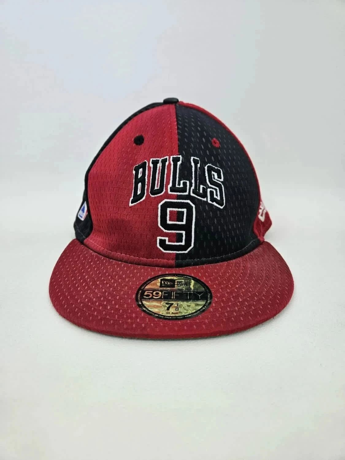 Casquette NBA rouge et noire Chicago Bulls Deng 9 New Era 59Fifty fitted 7 1/8 - Photo 3/10