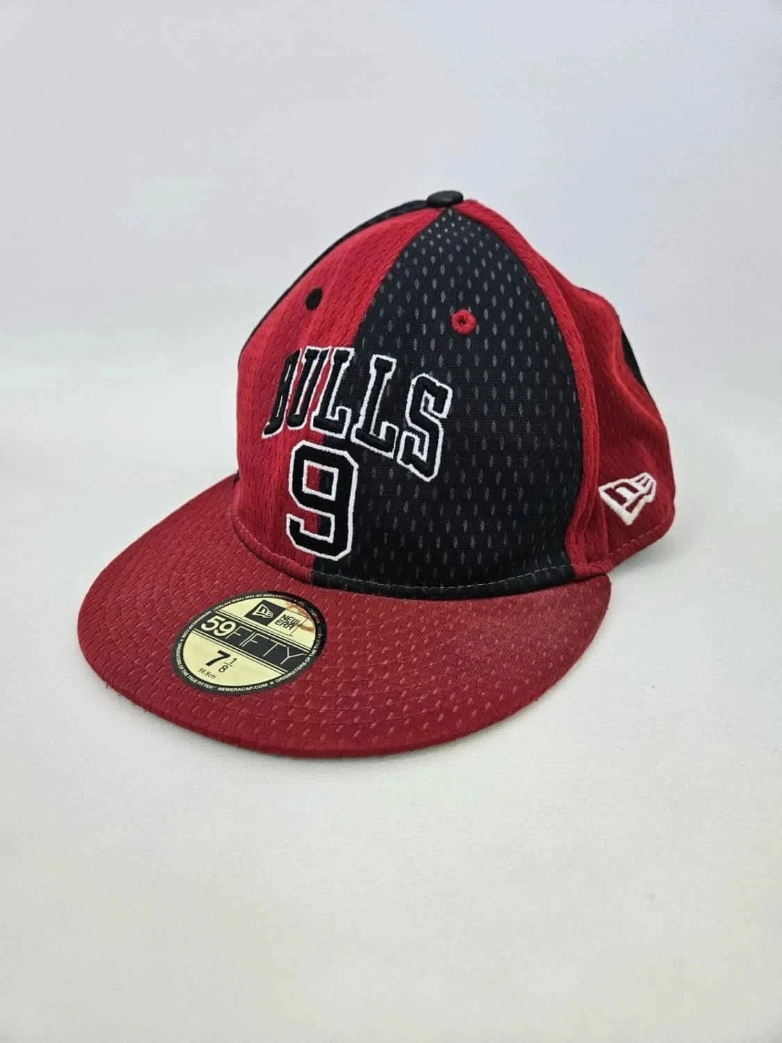 Casquette NBA rouge et noire Chicago Bulls Deng 9 New Era 59Fifty fitted 7 1/8 - Photo 4/10
