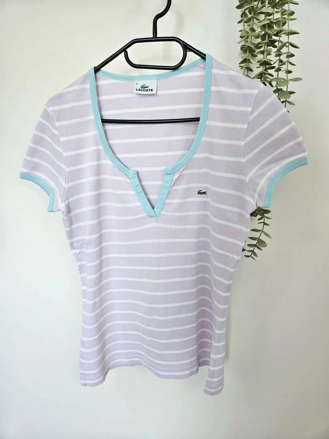 T-shirt Lacoste rayé violet et blanc col V bleu ciel taille 36 - Photo 2/8