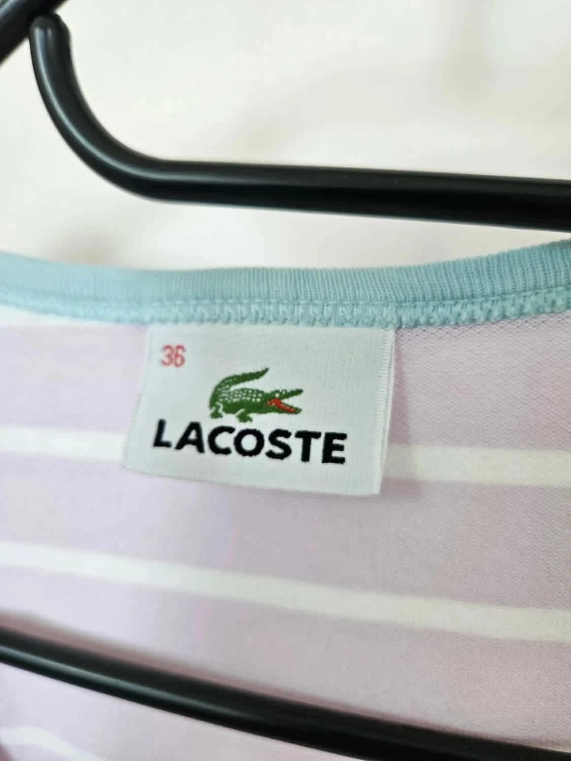 T-shirt Lacoste rayé violet et blanc col V bleu ciel taille 36 - Photo 3/8