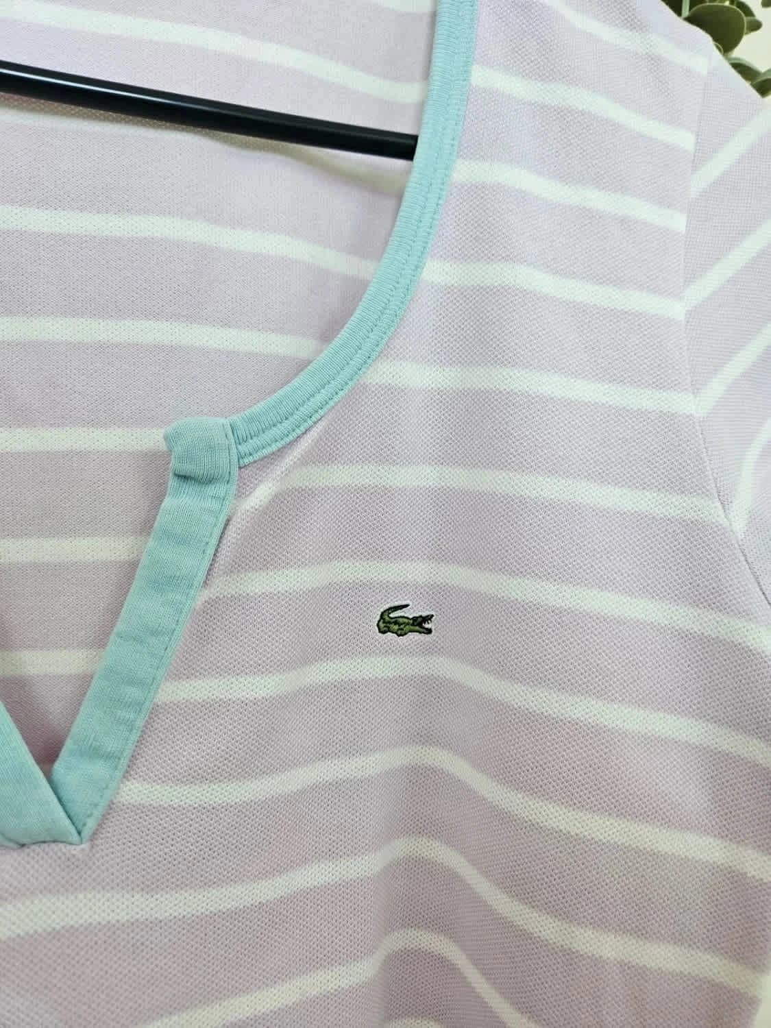 T-shirt Lacoste rayé violet et blanc col V bleu ciel taille 36 - Photo 4/8