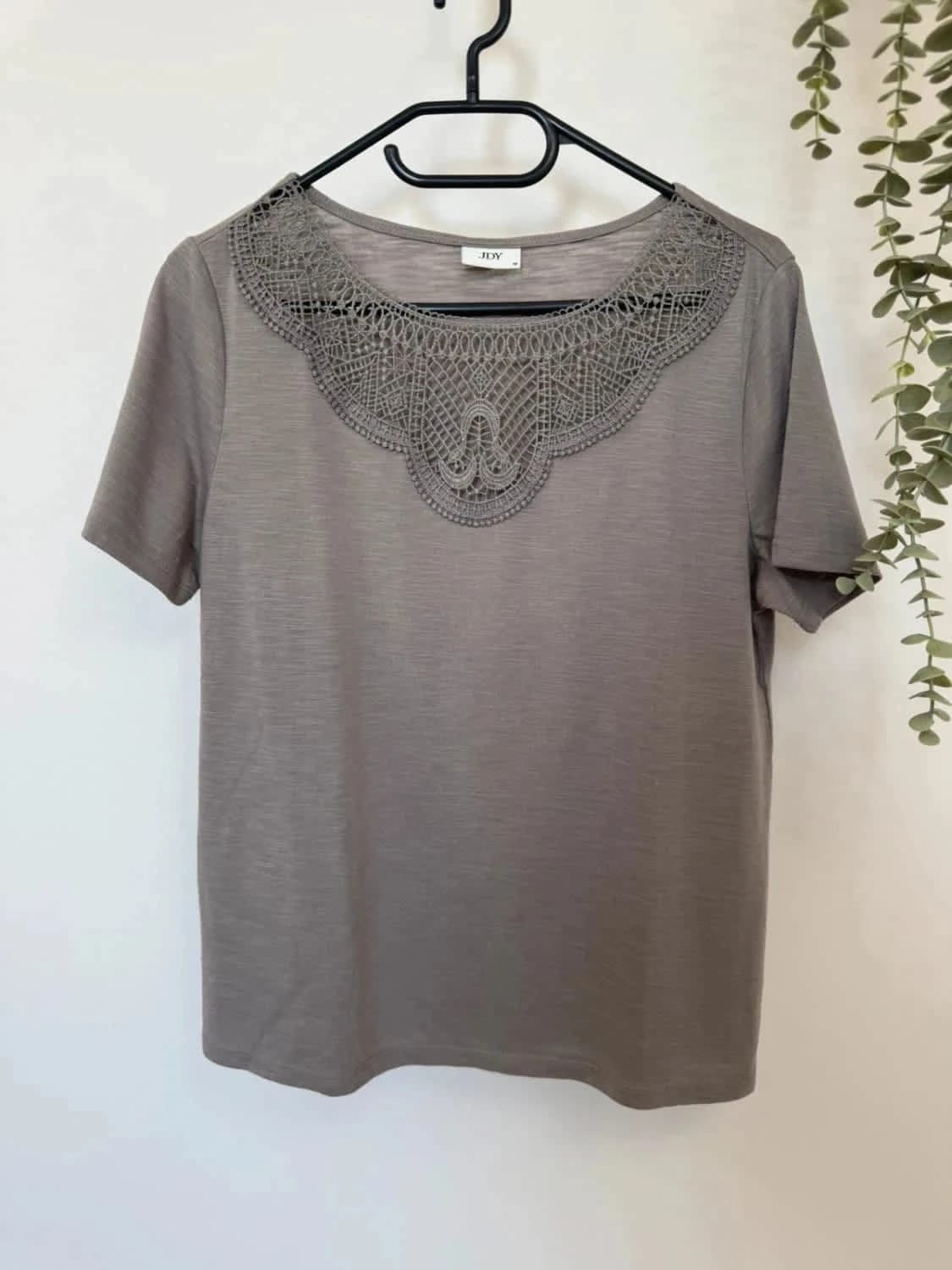 T-shirt taupe col crochet ajouré JDY coupe fluide taille M - Photo 2/4