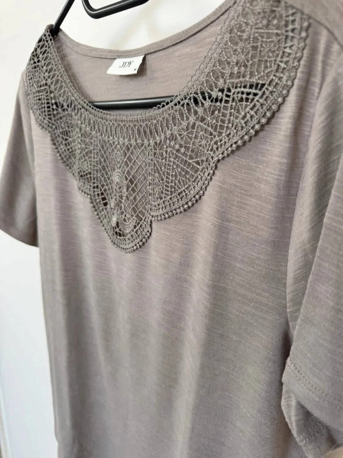 T-shirt taupe col crochet ajouré JDY coupe fluide taille M - Photo 3/4