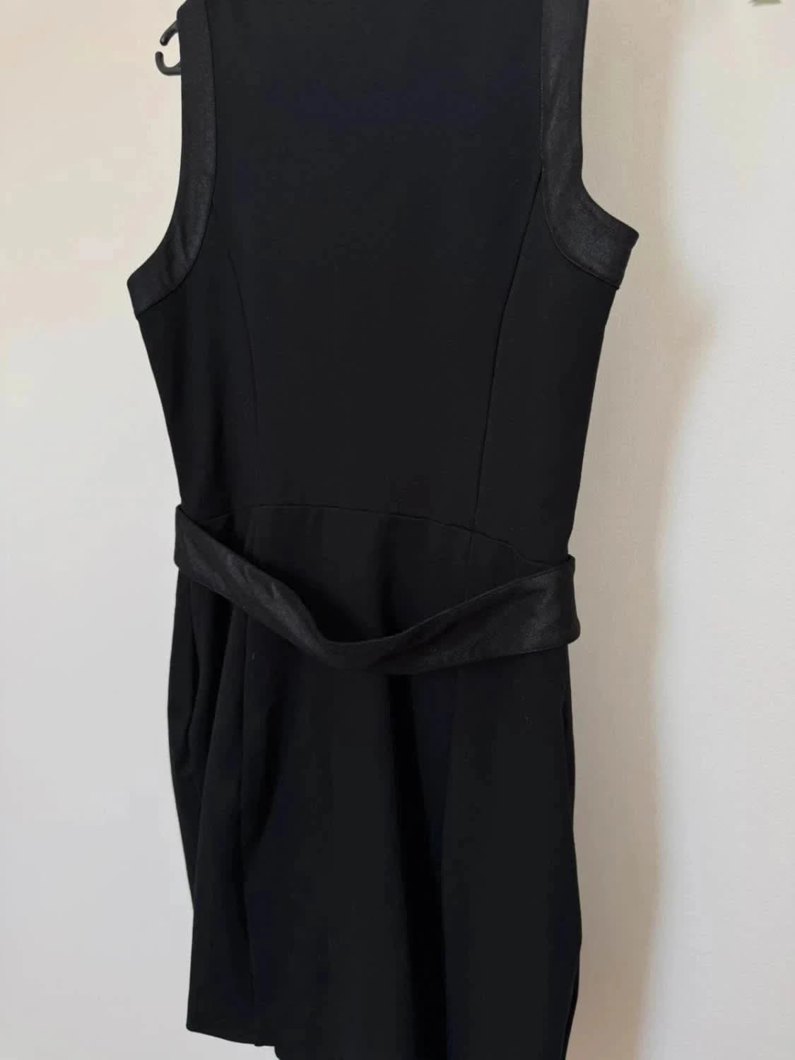 Robe noire sans manches Armani exchange détails satin taille 40 - Photo 7/7