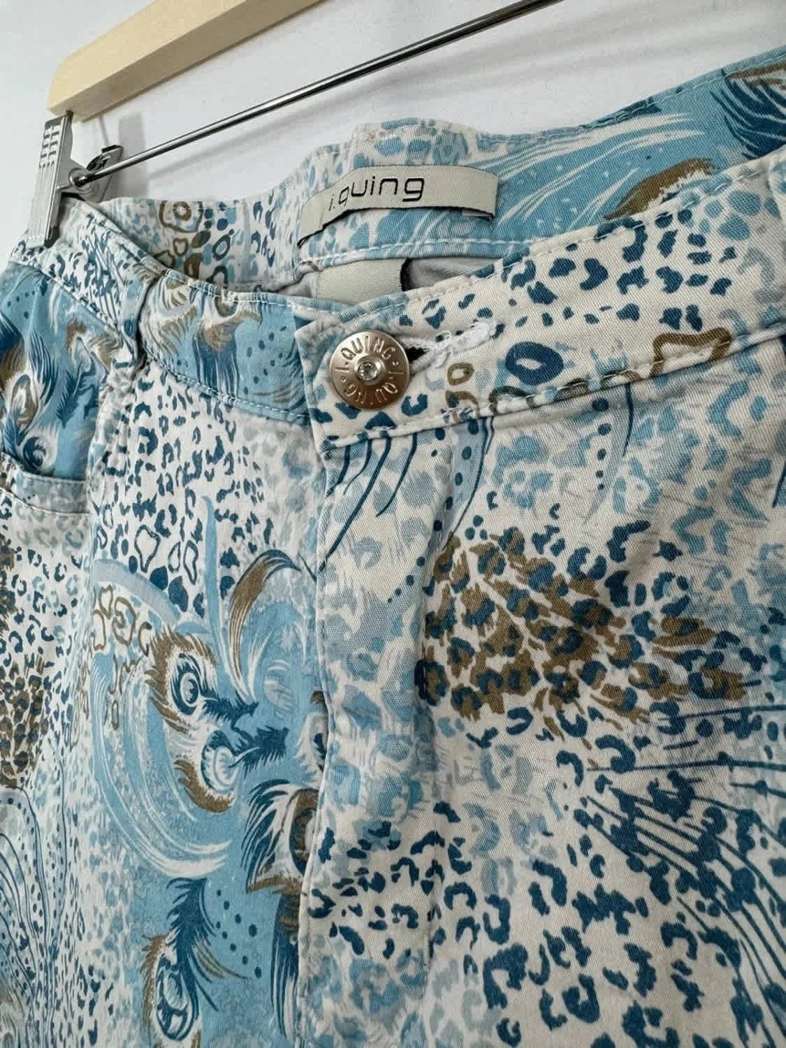 Pantalon court bleu I.Quing motifs plumes taille 46 - Photo 3/7
