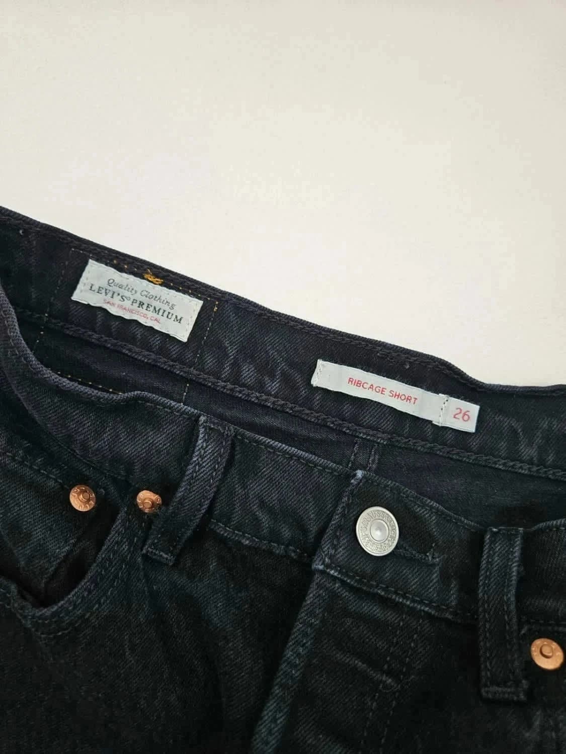 Short Levi’s Premium Ribcage noir W26 - Photo 3/9