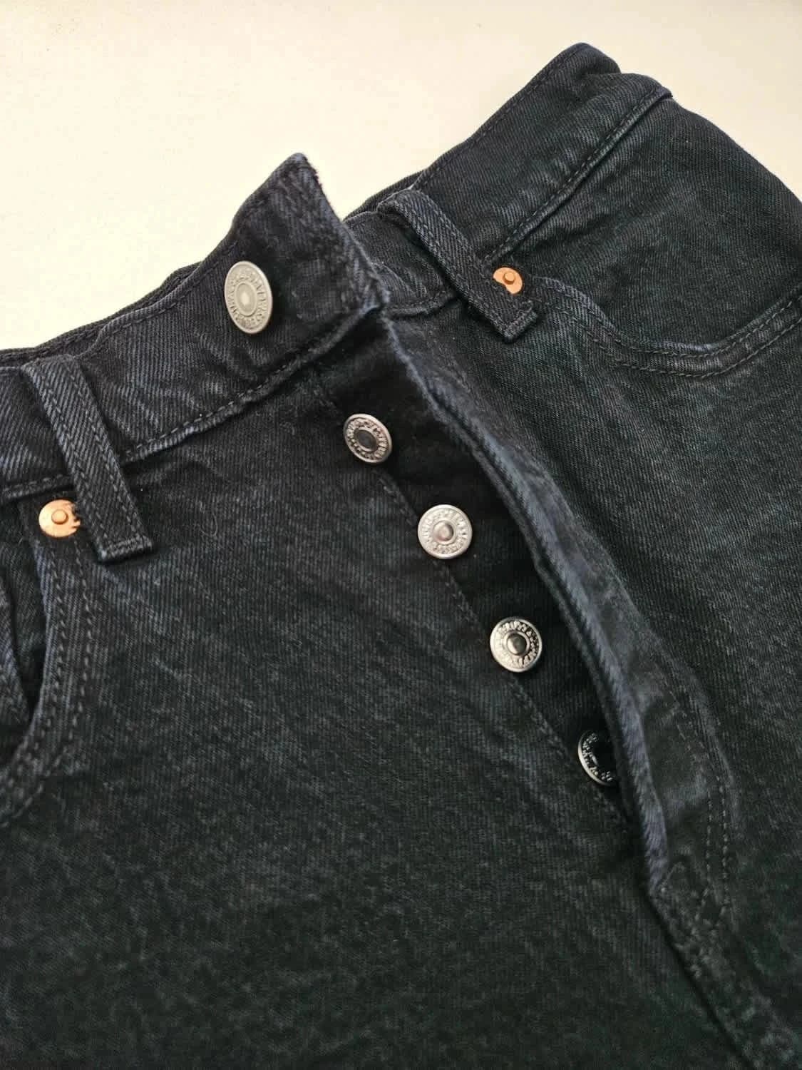 Short Levi’s Premium Ribcage noir W26 - Photo 4/9