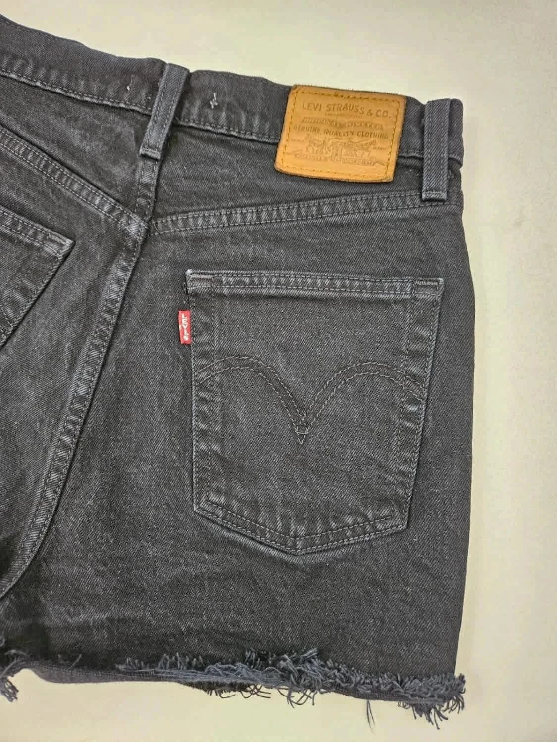 Short Levi’s Premium Ribcage noir W26 - Photo 6/9