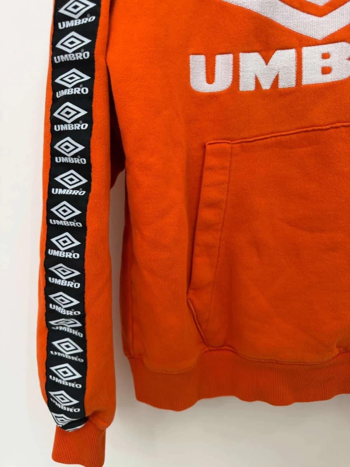 Sweat à capuche hoodie Umbro orange logo brodé poitrine bandes manches taille S - FP2512103 - Photo 3/7