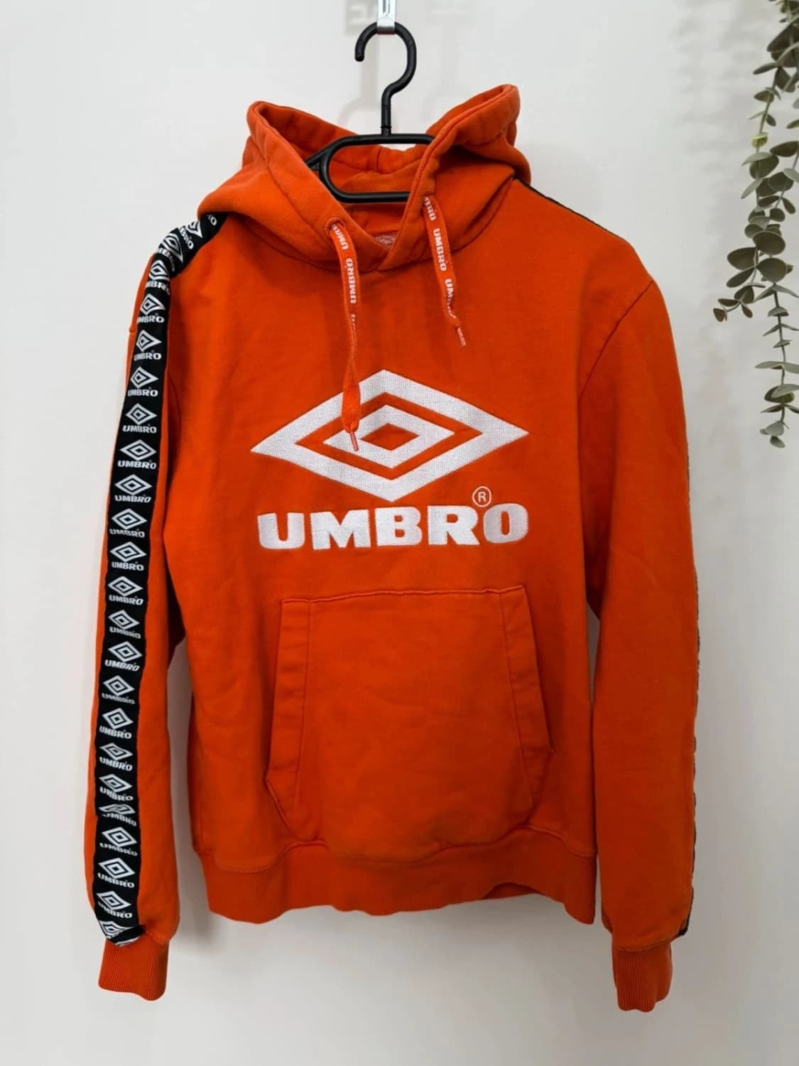 Sweat à capuche hoodie Umbro orange logo brodé poitrine bandes manches taille S - FP2512103 - Photo 2/7