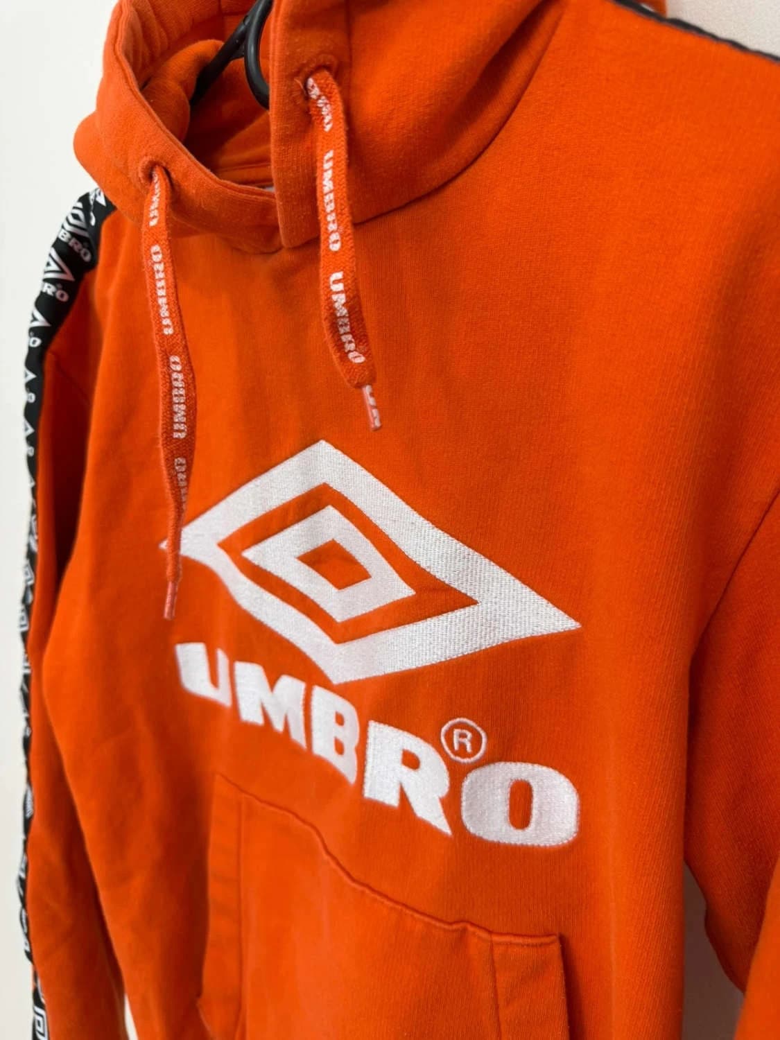 Sweat à capuche hoodie Umbro orange logo brodé poitrine bandes manches taille S - FP2512103 - Photo 4/7
