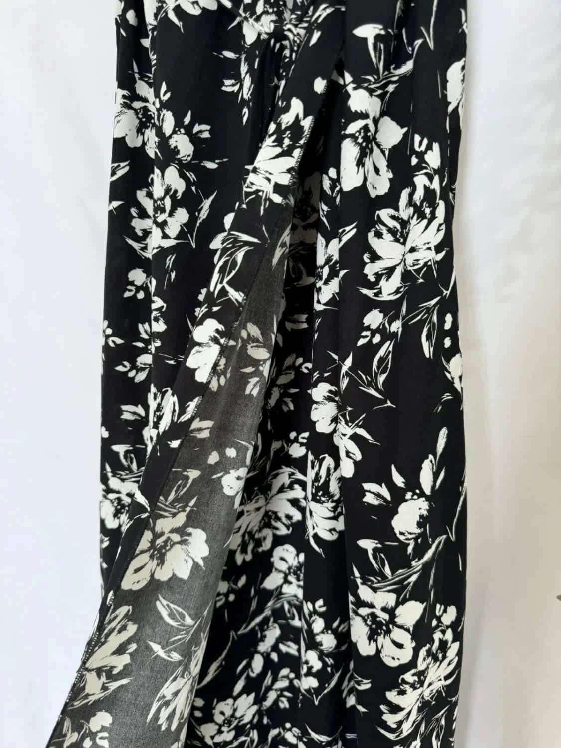 Robe longue noire et blanche fleurie Shein taille S - Photo 5/7