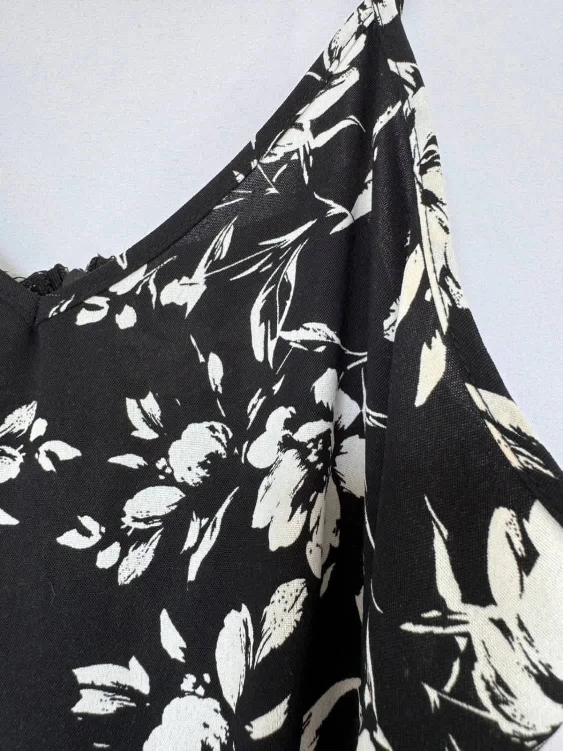 Robe longue noire et blanche fleurie Shein taille S - Photo 6/7