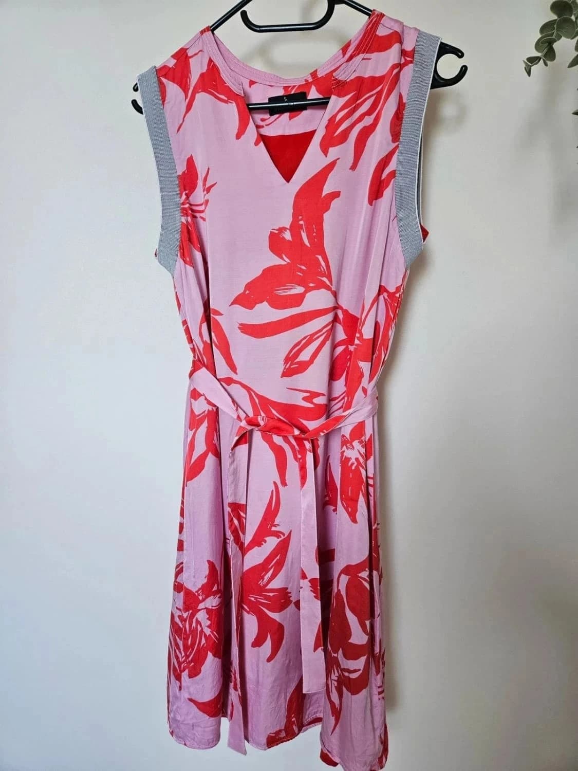 Robe fluide sans manches One Step imprimé floral rouge sur fond rose taille 40 - Photo 2/7