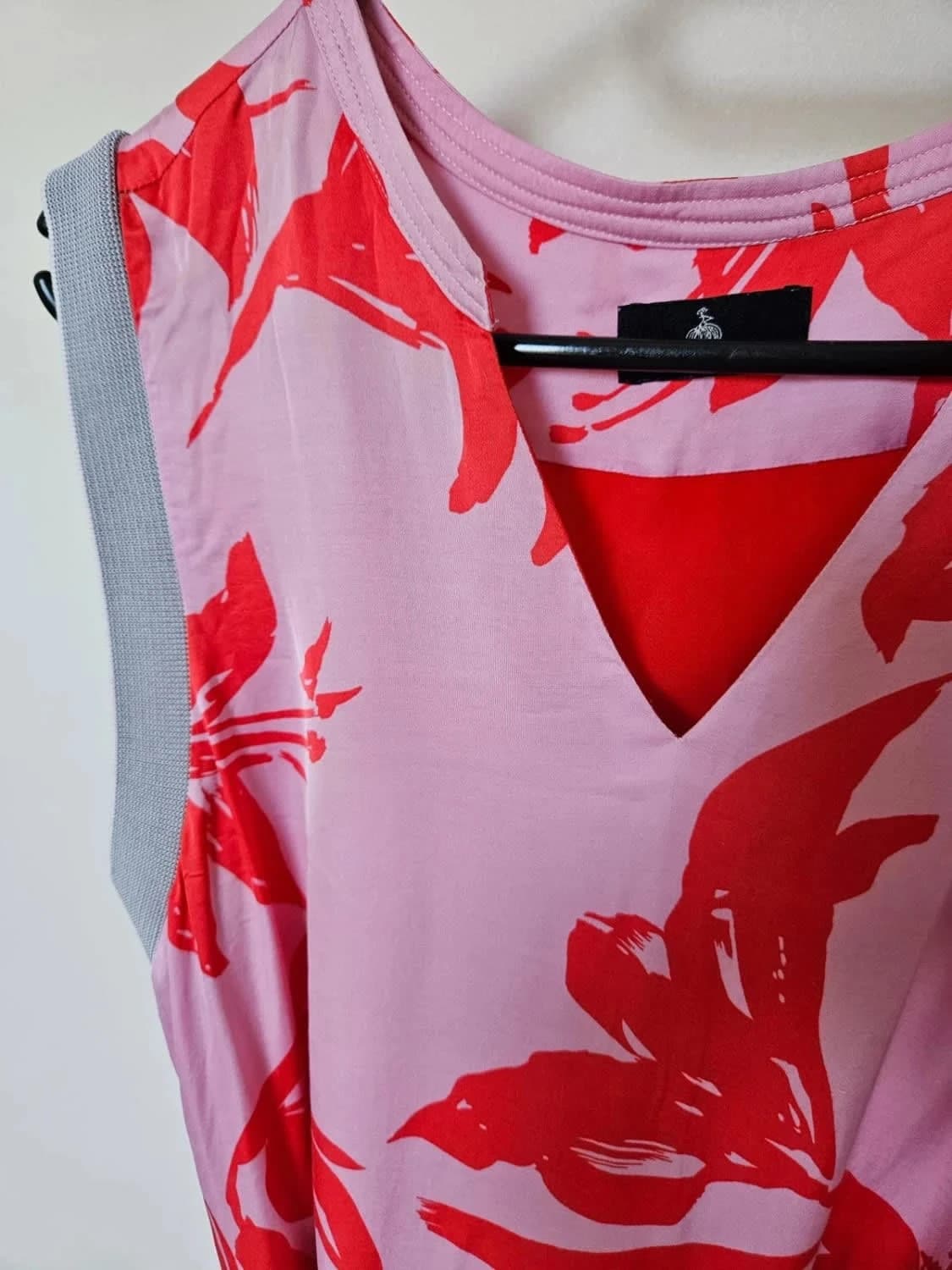 Robe fluide sans manches One Step imprimé floral rouge sur fond rose taille 40 - Photo 4/7