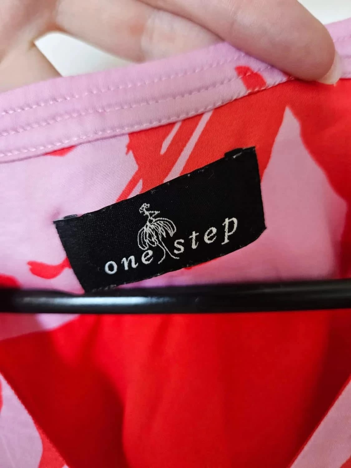 Robe fluide sans manches One Step imprimé floral rouge sur fond rose taille 40 - Photo 3/7