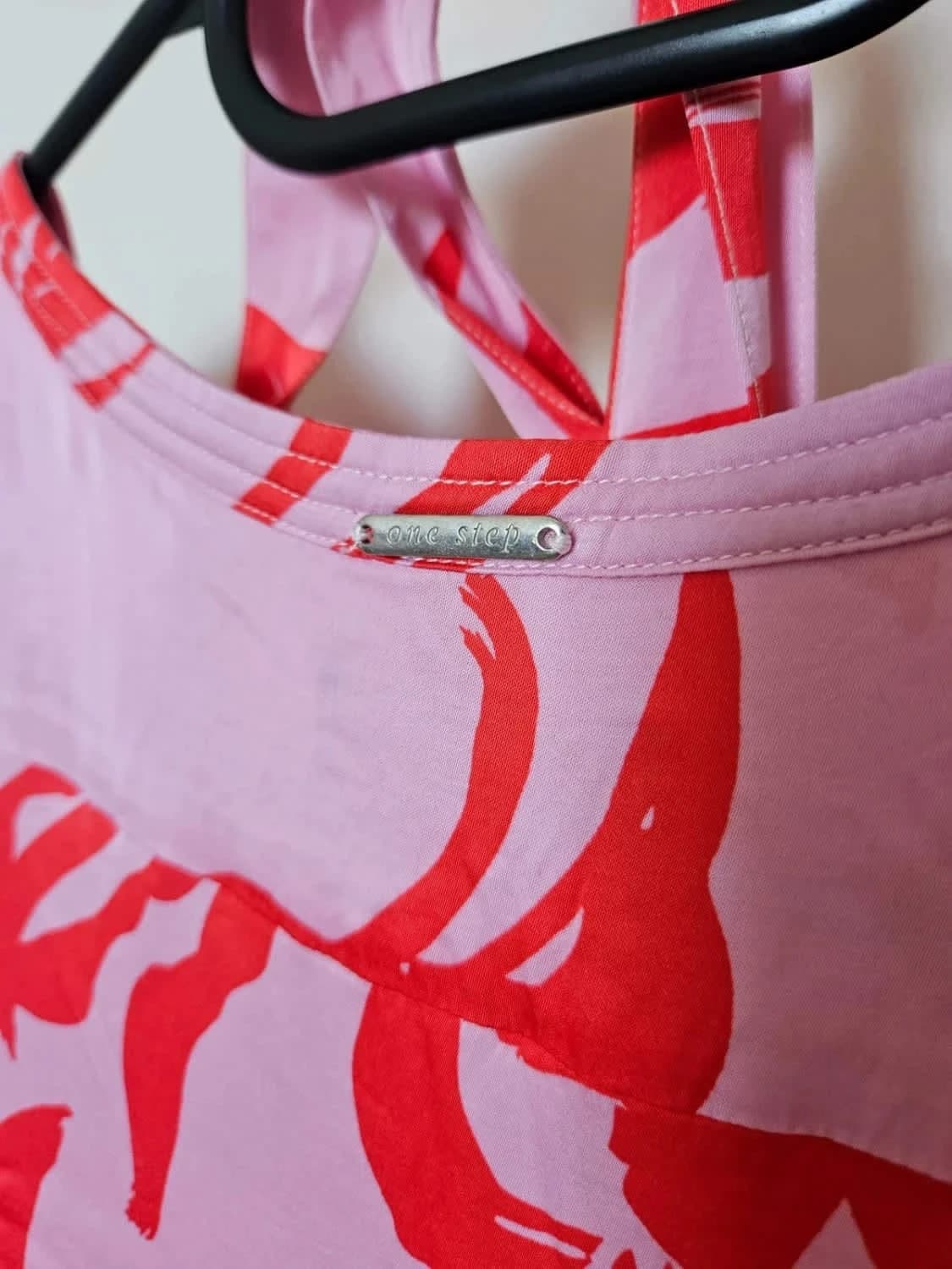 Robe fluide sans manches One Step imprimé floral rouge sur fond rose taille 40 - Photo 7/7