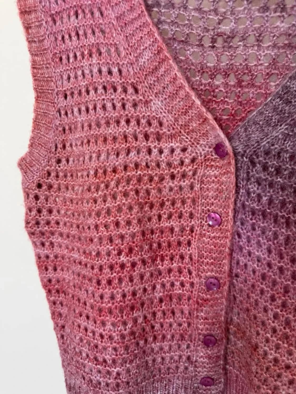 Gilet sans manches dégradé rose en maille ajourée Molly Bracken taille M - Photo 3/5