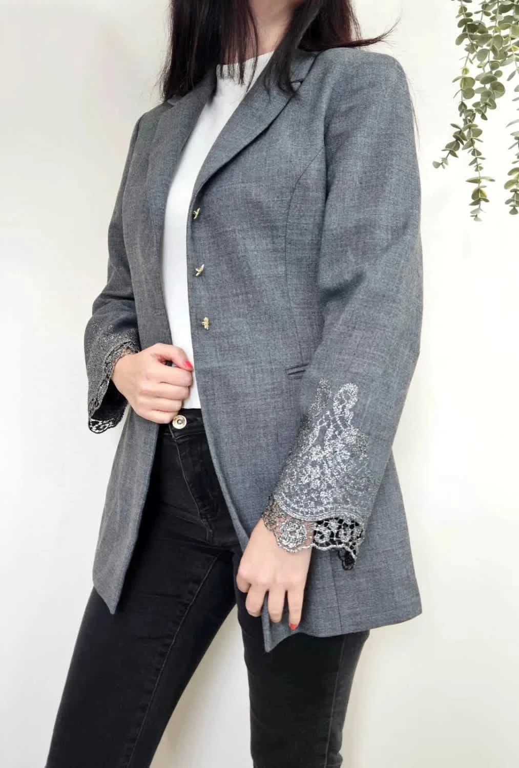Blazer gris Batiste Paris - Boutons fleurs dorées & dentelle taille 38 - Photo 1/10