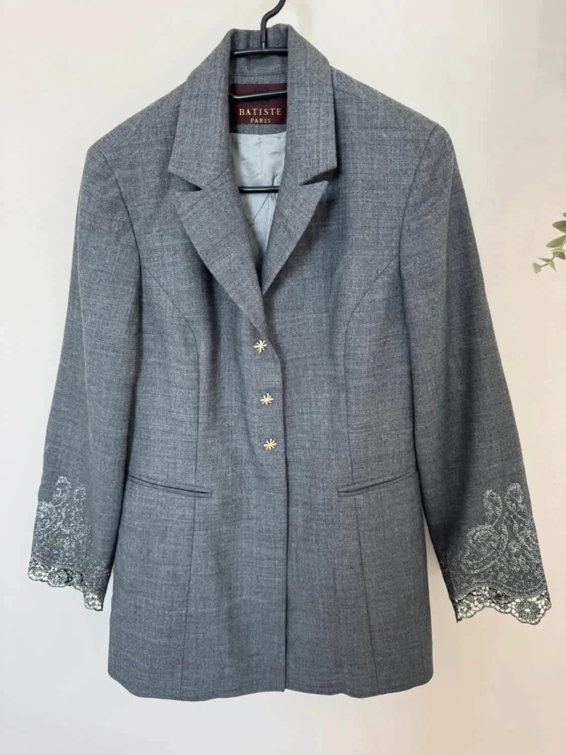 Blazer gris Batiste Paris - Boutons fleurs dorées & dentelle taille 38 - Photo 2/10
