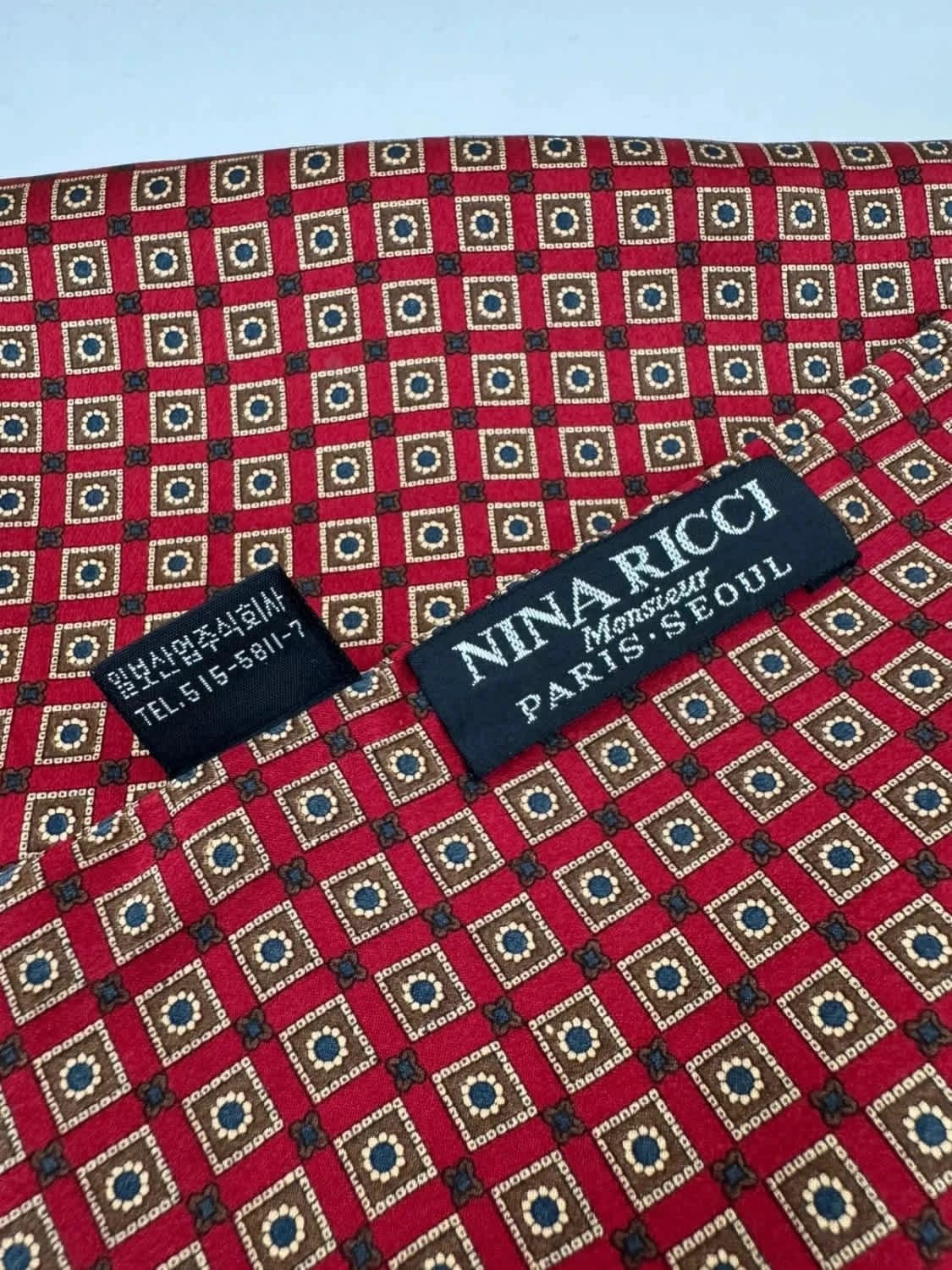 Foulard en soie rouge rare Nina Ricci Monsieur Paris Séoul - Photo 3/7
